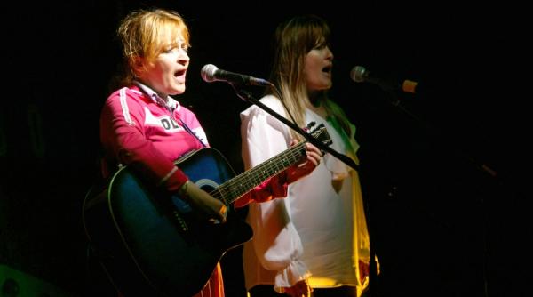 sa i fie de bine folkului i a crescut corona la poalele tampei