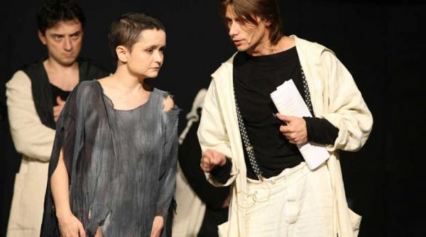 teatru ioana d arc intre mit si manipulare
