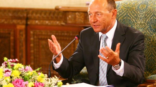 basescu a promulgat legea de marire cu 50 a salariilor profesorilor