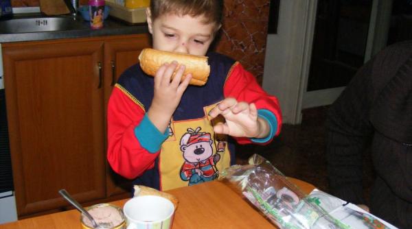 povestea lui mihaita 9679 toata lumea astepta tortul el lumanarea sa o manance