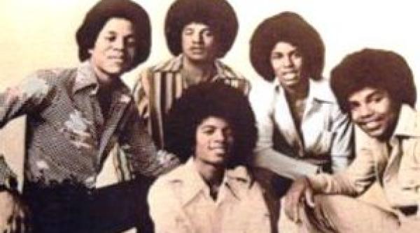 michael jackson urca din nou pe scena alaturi de jackson 5