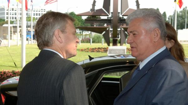 voronin se joaca cu focul l a invitat pe jaap de hoop scheffer inaintea lui putin la chisinau