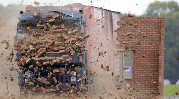 top gear cat de buna e ideea de a intra intr un zid cu 120 de km h 9679 video