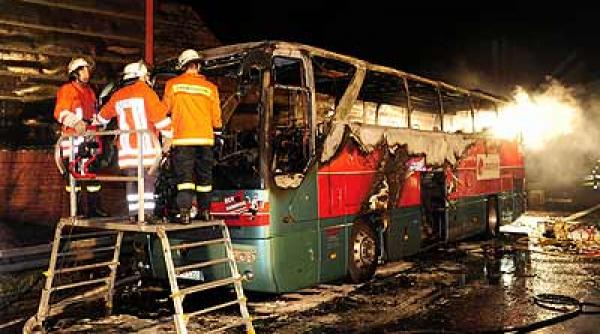 germania 20 de batrani au murit intr un autocar care a luat foc