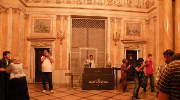 principele radu sala tronului este batjocorita icirc n loc de cultura aici infloresc nuntile si botezurile