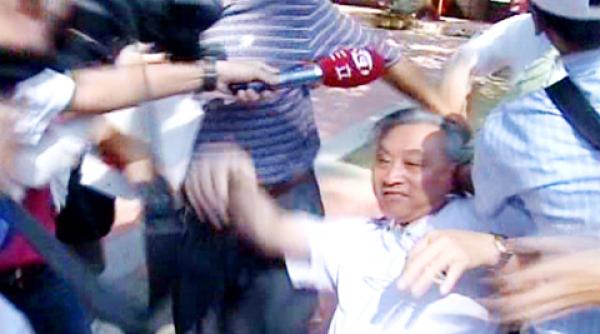 lupte de strada intre manifestanti si politisti in taiwan