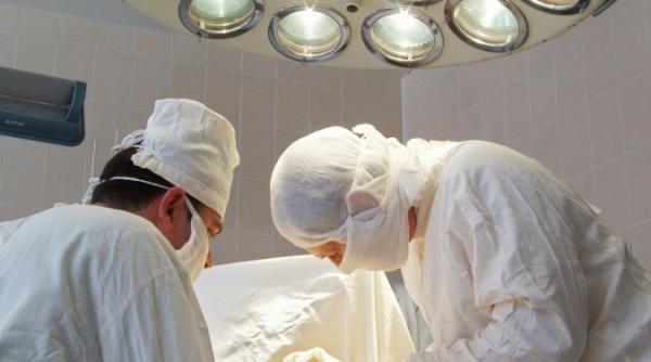 icirc n premiera operatie la brat cu placa si suruburi