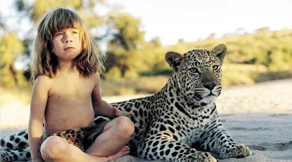 mowgli exista o fetita a fost adoptata de animalele salbatice din africa