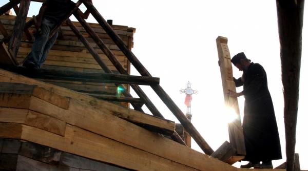 postul craciunului cu povestea bisericilor de lemn