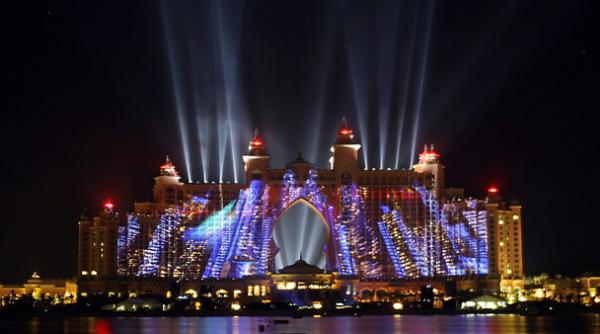dubaiul nu a auzit de criza mega petrecere la inaugurarea unui hotel de 1 5 miliarde dolari video