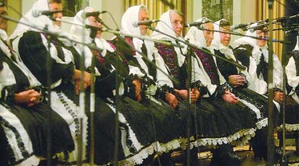 nunta si moartea cantate la rece