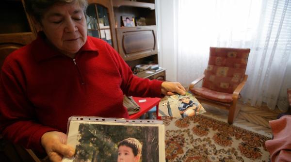 icirc n adancul fiecarei elene zace o lenuta doamna si autistul