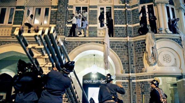 bombay aproape 200 de turisti ostatici in hotelul oberoi