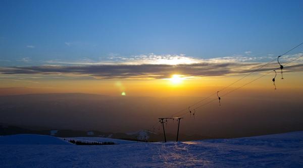 langa muntele mic apare poiana marului