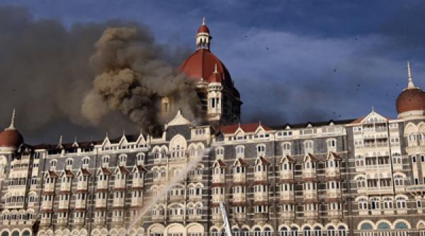 ostatici schimb de focuri si explozii la hotelul taj mahal din bombay