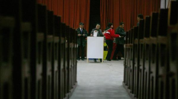 la haimanalele lui caragiale cate doi cu mic cu mare spre sectia de votare