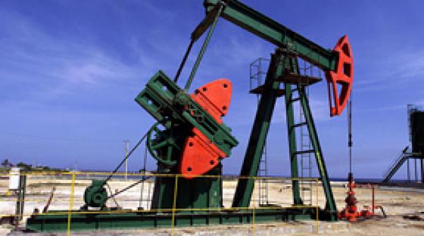 pretul petrolului continua sa scada