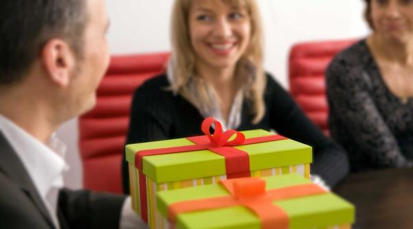 micile atentii icirc ntre colegi cadouri de sarbatori