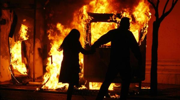 incident icirc n exarhia orasele grecesti iau foc video