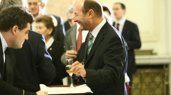 de ziua legii fundamentale basescu indeamna la revizuire