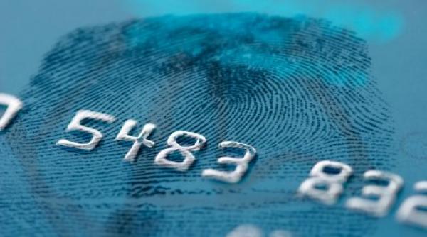 roman acuzat in sua pentru furt de identitate