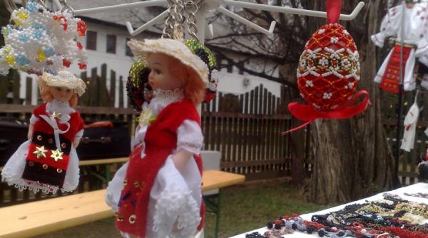 florile dalbe la muzeu un timp al bucuriei si al credintei