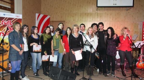 folk acorduri de chitara icirc mpletite cu poezie tineri si liberi sa cante aici