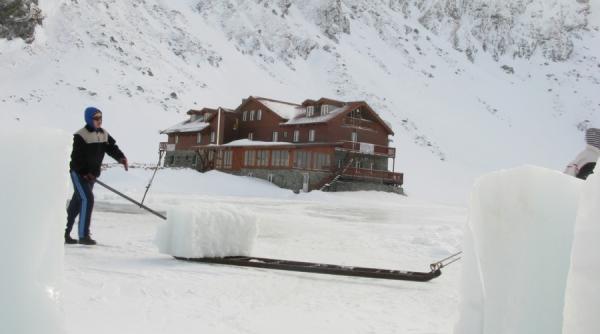 b acirc lea lac la hotelul de gheata se munceste zi si noapte