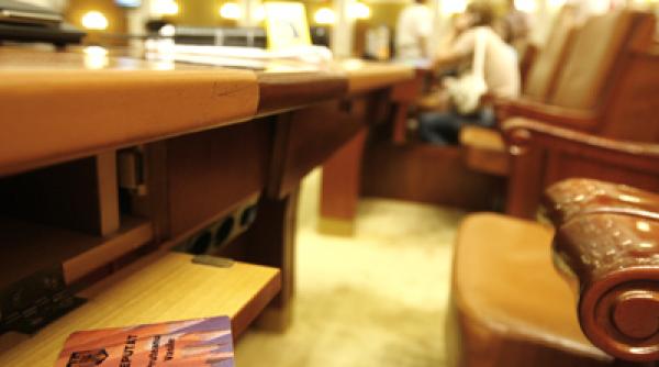 sedinta de plen a parlamentului amanata deputatii psd nu au venit iar cei de la pnl au parasit sala