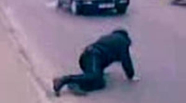 chisinau politist atat de beat incat s a prabusit peste masinile din trafic video