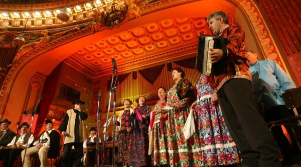vatra satului sarbatorita la ateneu anul de glorie al creatorilor de muzica traditionala
