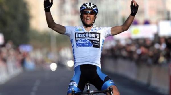 ciclistul alberto contador primeste trofeul fausto coppi