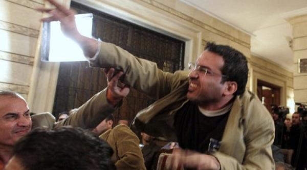 jurnalistul care a aruncat cu pantofii in bush cere azil politic in elvetia