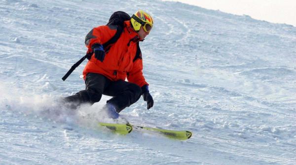straja vantul goneste zapada de pe partiile de schi