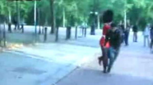 calmul englezesc al garzii regale britanice doar o amintire video