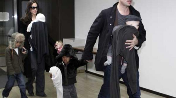 clanul pitt jolie in japonia foto