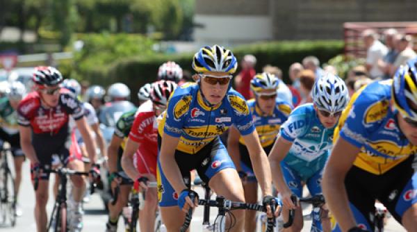 turul qatarului un ciclist belgian a fost gasit mort in camera de hotel