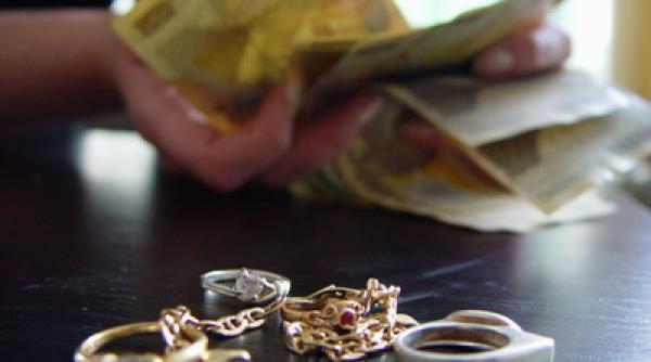 vrancea pensionarii isi amaneteaza verighetele si dintii din aur