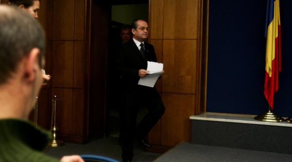 reduceri pe hartie prosteala pe fata la palatul victoria