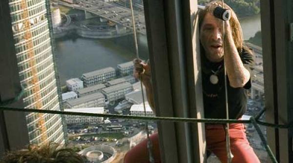 a escaladat 73 de etaje fara echipament de siguranta