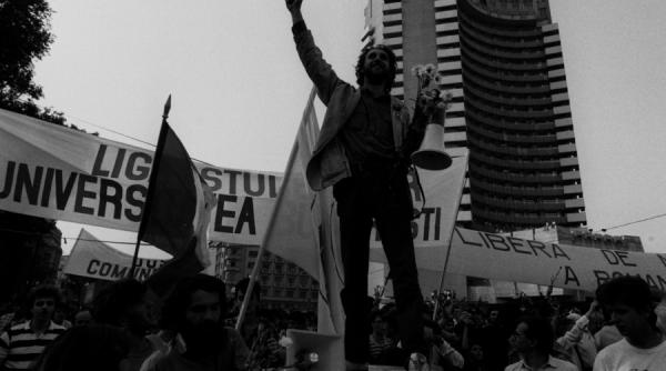 ion iliescu revolutia din decembrie si detractorii ei ii