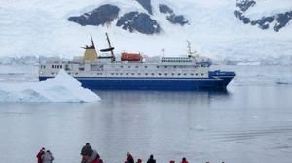 vas de croaziera cu un roman la bord a esuat in antarctica