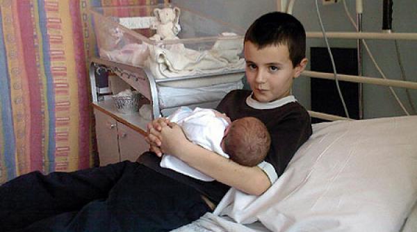 baiatul care a devenit tata la 13 ani mai bogat cu 100 000 de euro