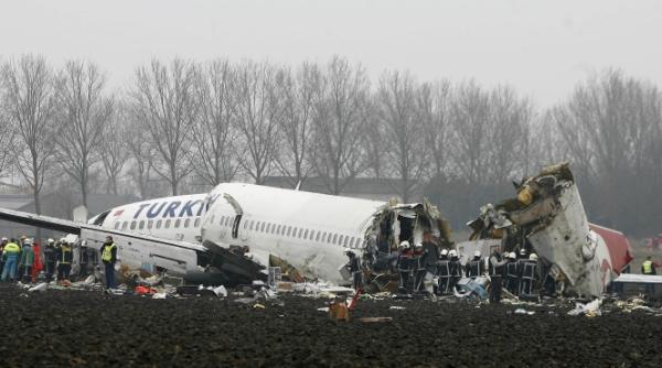 accident pe schiphol avion rupt in trei bucati