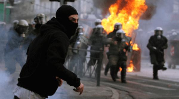 atena cocteiluri molotov lansate asupra sediului unui ziar