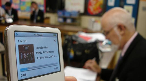 italia preotii vor sa interzica sms urile si ipod urile in postul pastelui