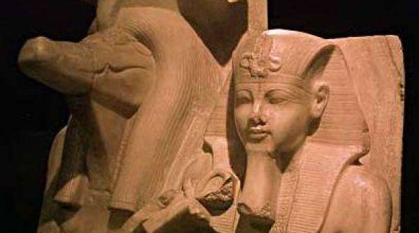 egipt doua statui ale faronului amenhotep al iii lea vad lumina zilei