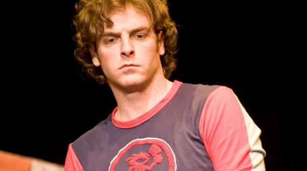 admiratoarele icirc i dau energie baiatul cu zambet blajin