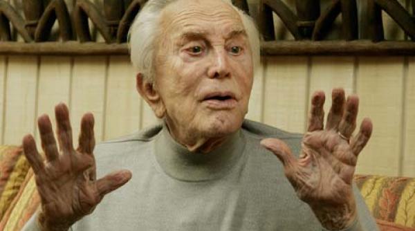 kirk douglas s a intors pe scena la varsta de 92 de ani