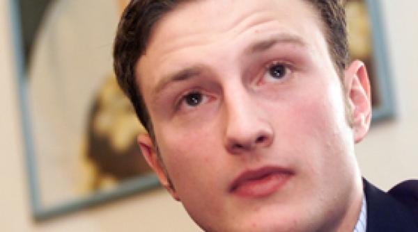 decizie andrei iucinu poate purta numele tatalui sau dumitru tinu